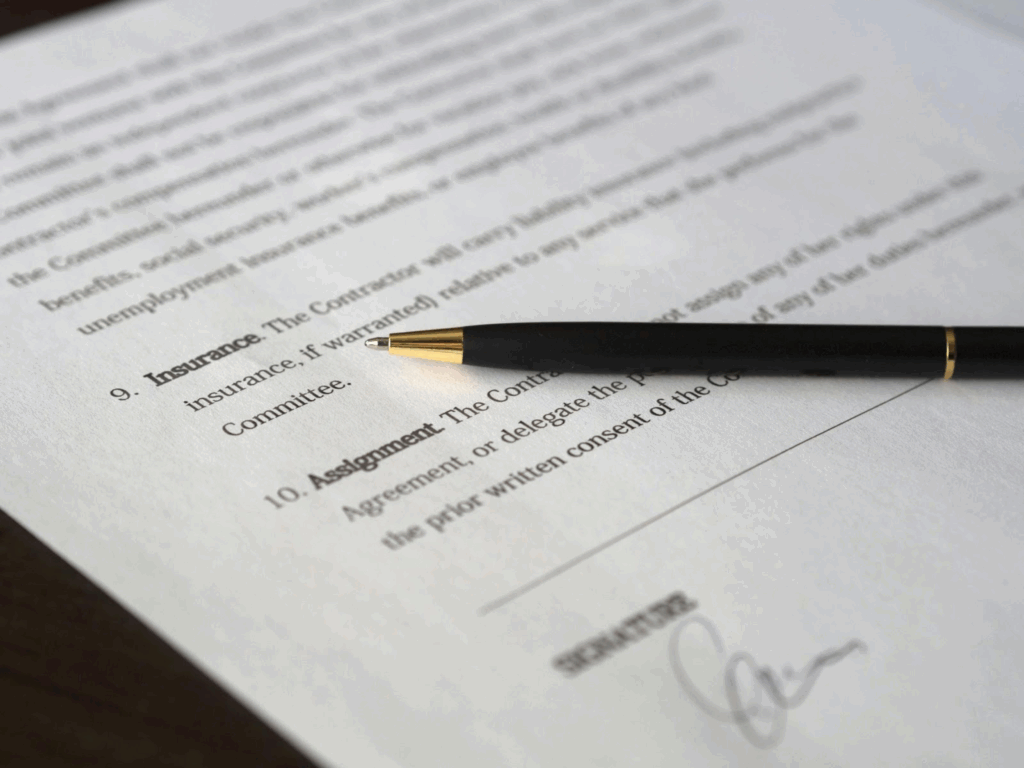Un par de términos en un contrato, incluyendo seguros y acuerdos.