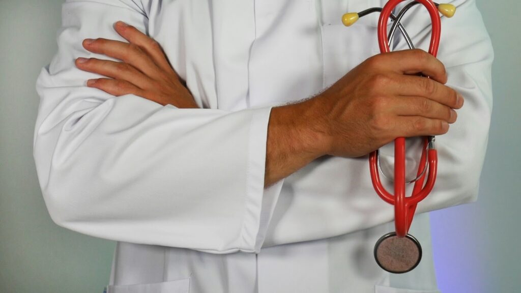Un médico listo para realizar una evaluación de salud a una persona que busca un seguro de vida.